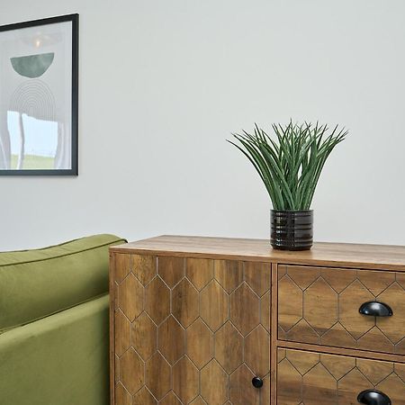 Spacious 1 Bed Apt - Stunning Views & Private Parking - 5 Mins To Beach - Dog Friendly - Close To Ventnor, Shanklin & Sandown - Ideal For Friends, Families & Business Travellers - Sleeps Up To 4 Guests - Managed By "Greenstay Serviced Accommodation" Bonchurch المظهر الخارجي الصورة