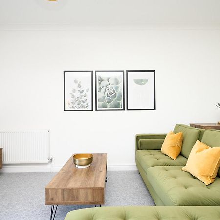 Spacious 1 Bed Apt - Stunning Views & Private Parking - 5 Mins To Beach - Dog Friendly - Close To Ventnor, Shanklin & Sandown - Ideal For Friends, Families & Business Travellers - Sleeps Up To 4 Guests - Managed By "Greenstay Serviced Accommodation" Bonchurch المظهر الخارجي الصورة
