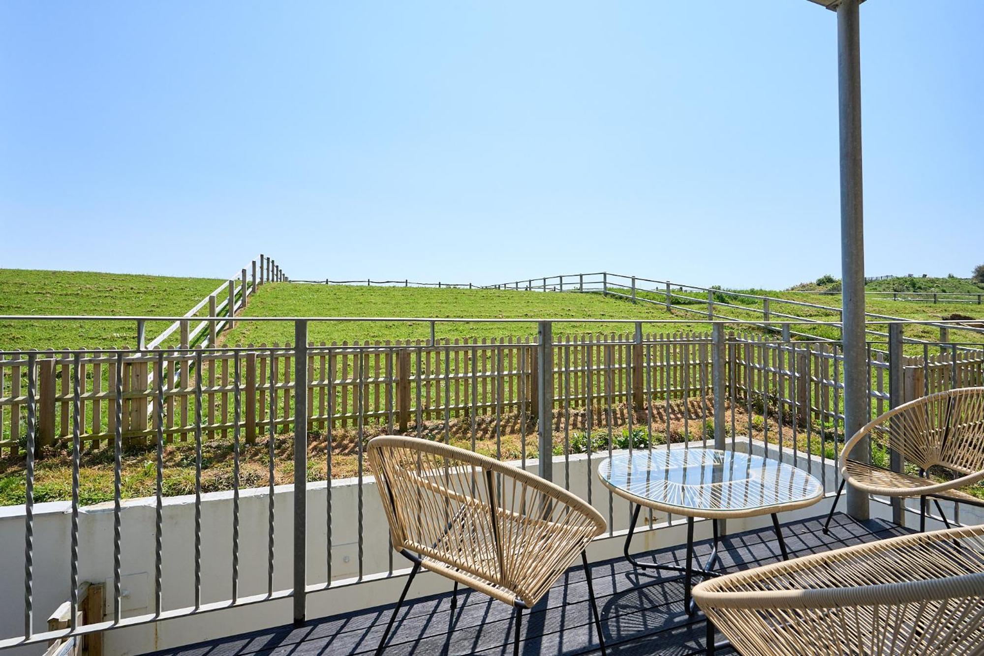 Spacious 1 Bed Apt - Stunning Views & Private Parking - 5 Mins To Beach - Dog Friendly - Close To Ventnor, Shanklin & Sandown - Ideal For Friends, Families & Business Travellers - Sleeps Up To 4 Guests - Managed By "Greenstay Serviced Accommodation" Bonchurch المظهر الخارجي الصورة
