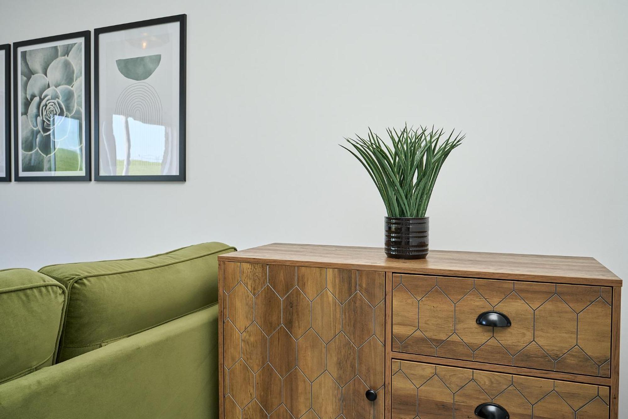 Spacious 1 Bed Apt - Stunning Views & Private Parking - 5 Mins To Beach - Dog Friendly - Close To Ventnor, Shanklin & Sandown - Ideal For Friends, Families & Business Travellers - Sleeps Up To 4 Guests - Managed By "Greenstay Serviced Accommodation" Bonchurch المظهر الخارجي الصورة