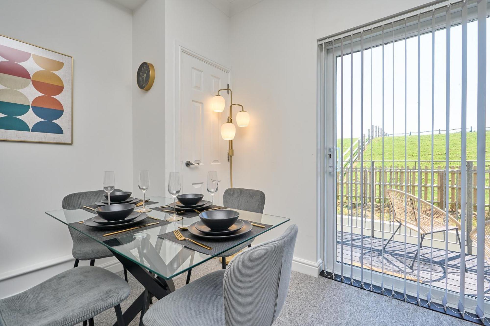 Spacious 1 Bed Apt - Stunning Views & Private Parking - 5 Mins To Beach - Dog Friendly - Close To Ventnor, Shanklin & Sandown - Ideal For Friends, Families & Business Travellers - Sleeps Up To 4 Guests - Managed By "Greenstay Serviced Accommodation" Bonchurch المظهر الخارجي الصورة