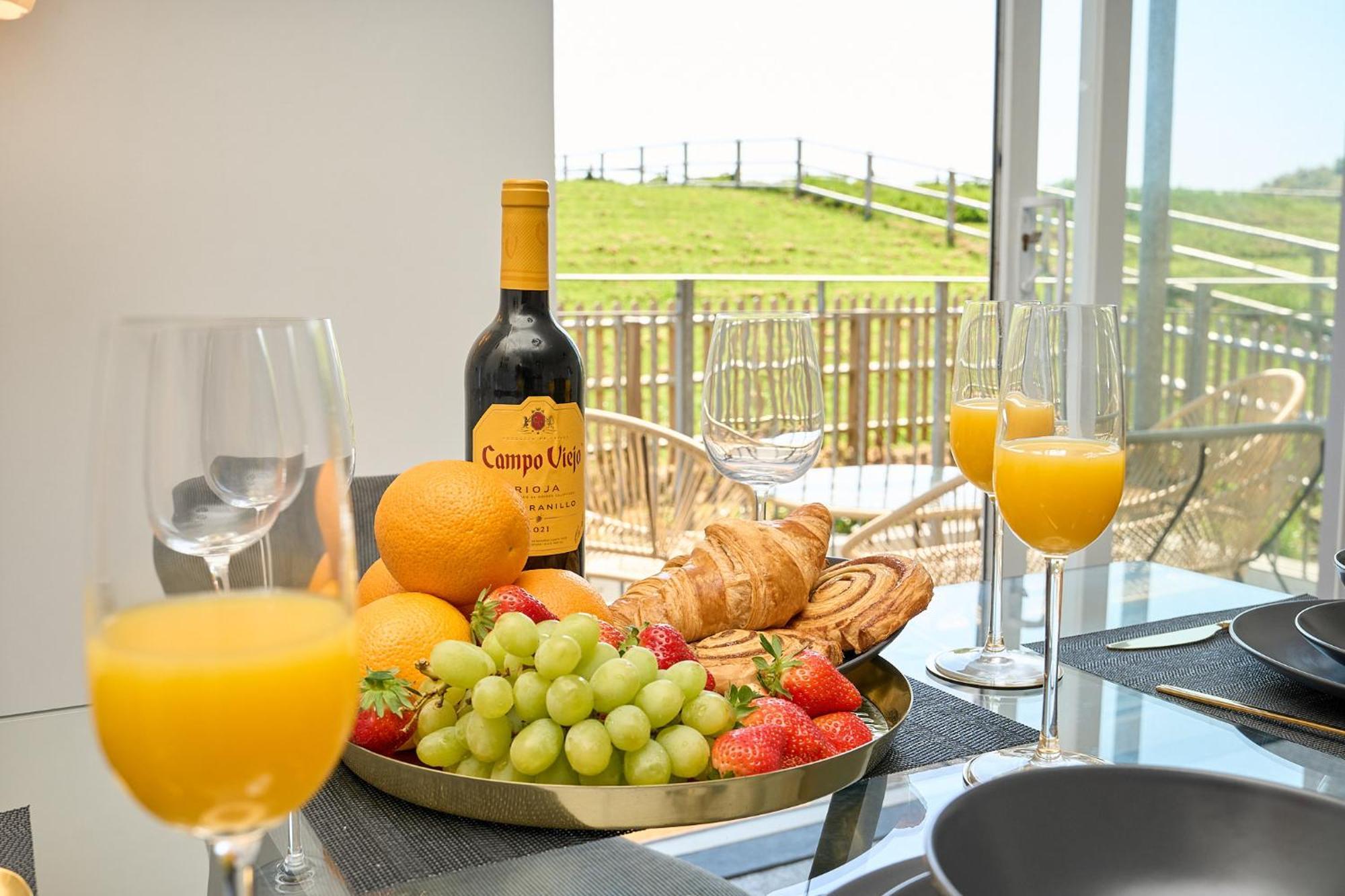 Spacious 1 Bed Apt - Stunning Views & Private Parking - 5 Mins To Beach - Dog Friendly - Close To Ventnor, Shanklin & Sandown - Ideal For Friends, Families & Business Travellers - Sleeps Up To 4 Guests - Managed By "Greenstay Serviced Accommodation" Bonchurch المظهر الخارجي الصورة