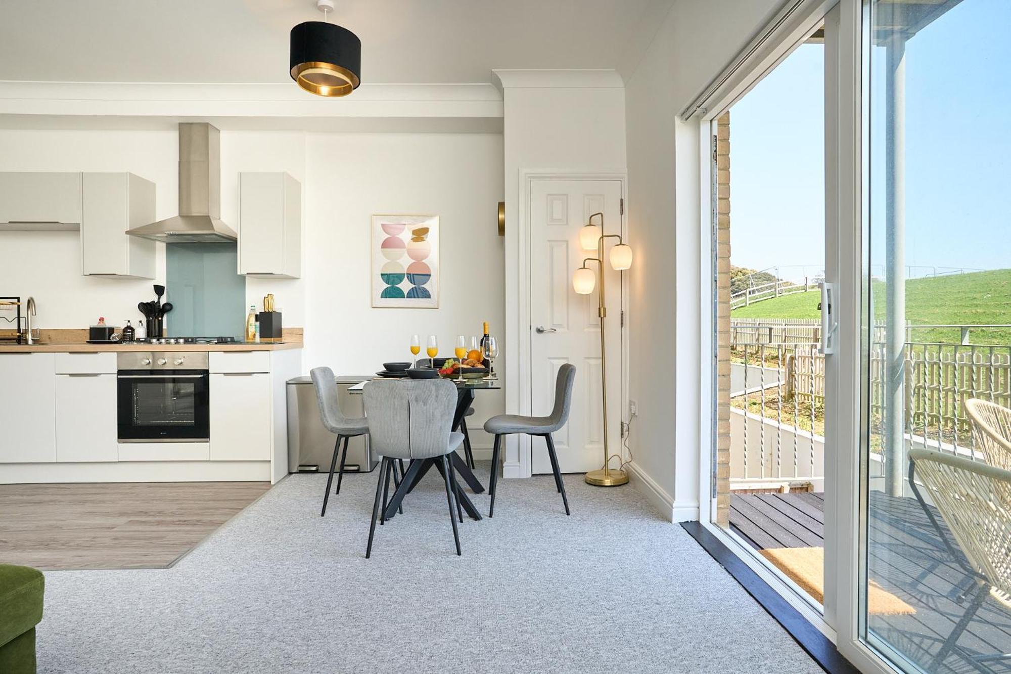 Spacious 1 Bed Apt - Stunning Views & Private Parking - 5 Mins To Beach - Dog Friendly - Close To Ventnor, Shanklin & Sandown - Ideal For Friends, Families & Business Travellers - Sleeps Up To 4 Guests - Managed By "Greenstay Serviced Accommodation" Bonchurch المظهر الخارجي الصورة