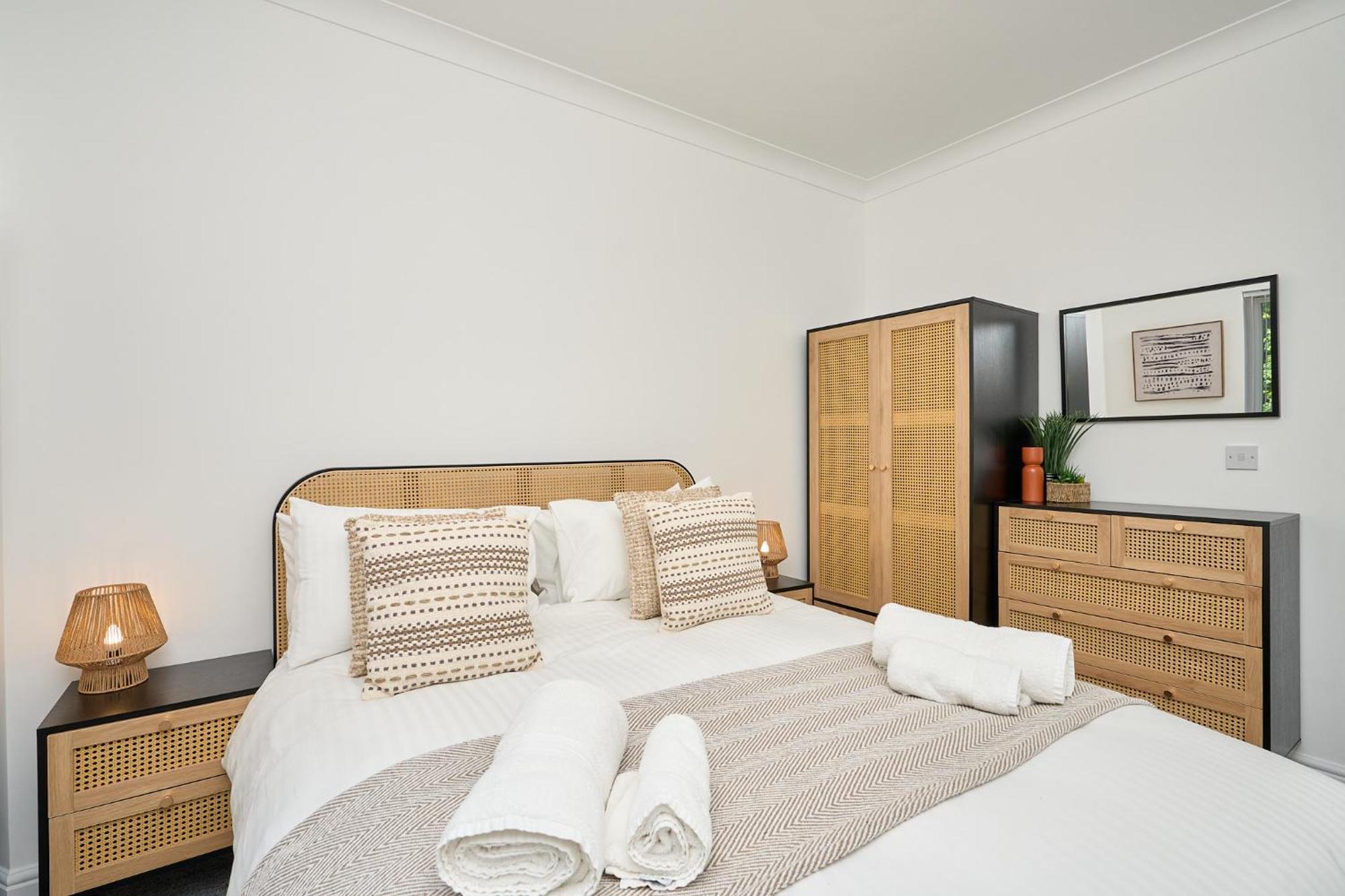 Spacious 1 Bed Apt - Stunning Views & Private Parking - 5 Mins To Beach - Dog Friendly - Close To Ventnor, Shanklin & Sandown - Ideal For Friends, Families & Business Travellers - Sleeps Up To 4 Guests - Managed By "Greenstay Serviced Accommodation" Bonchurch المظهر الخارجي الصورة
