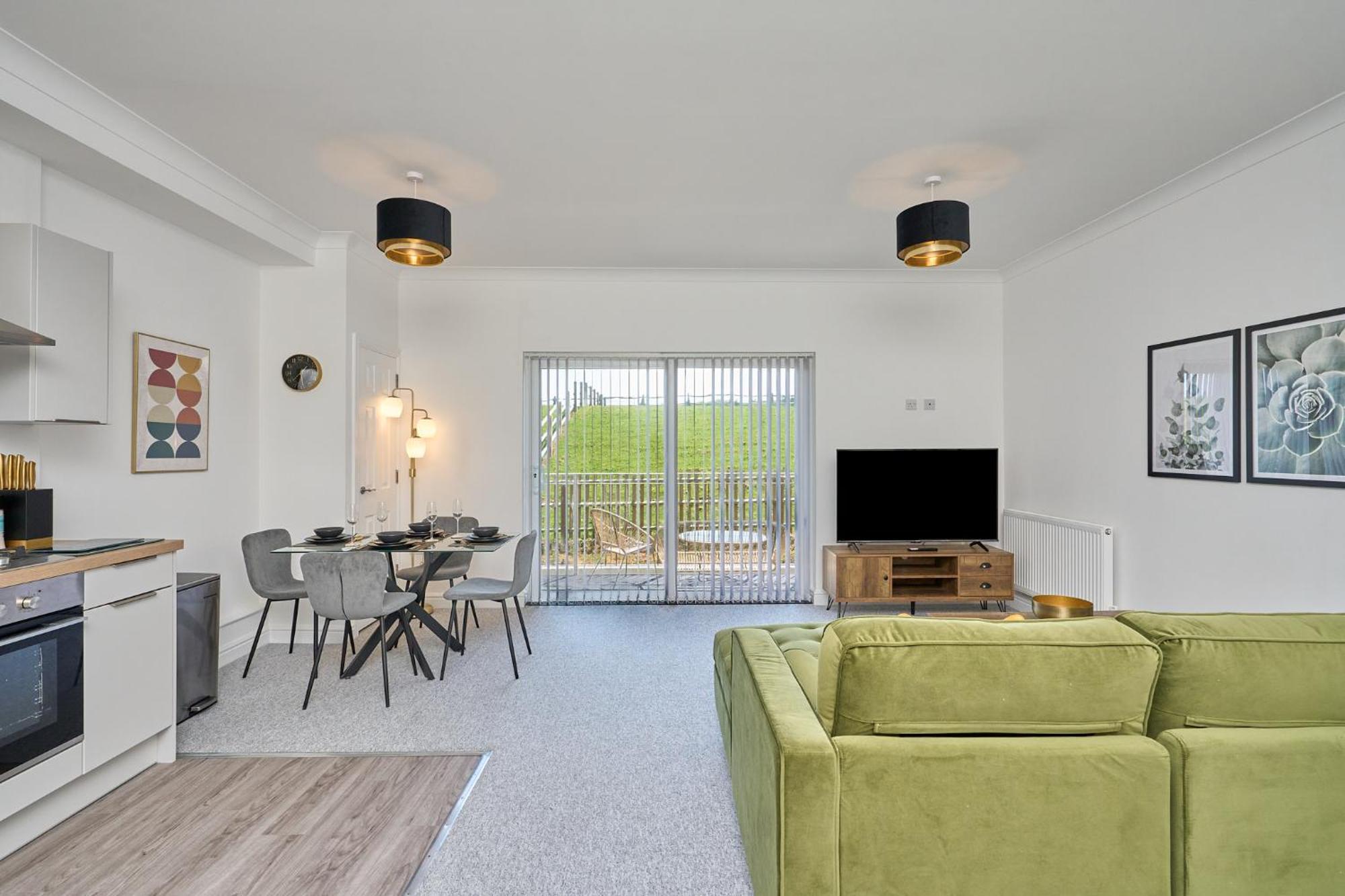 Spacious 1 Bed Apt - Stunning Views & Private Parking - 5 Mins To Beach - Dog Friendly - Close To Ventnor, Shanklin & Sandown - Ideal For Friends, Families & Business Travellers - Sleeps Up To 4 Guests - Managed By "Greenstay Serviced Accommodation" Bonchurch المظهر الخارجي الصورة