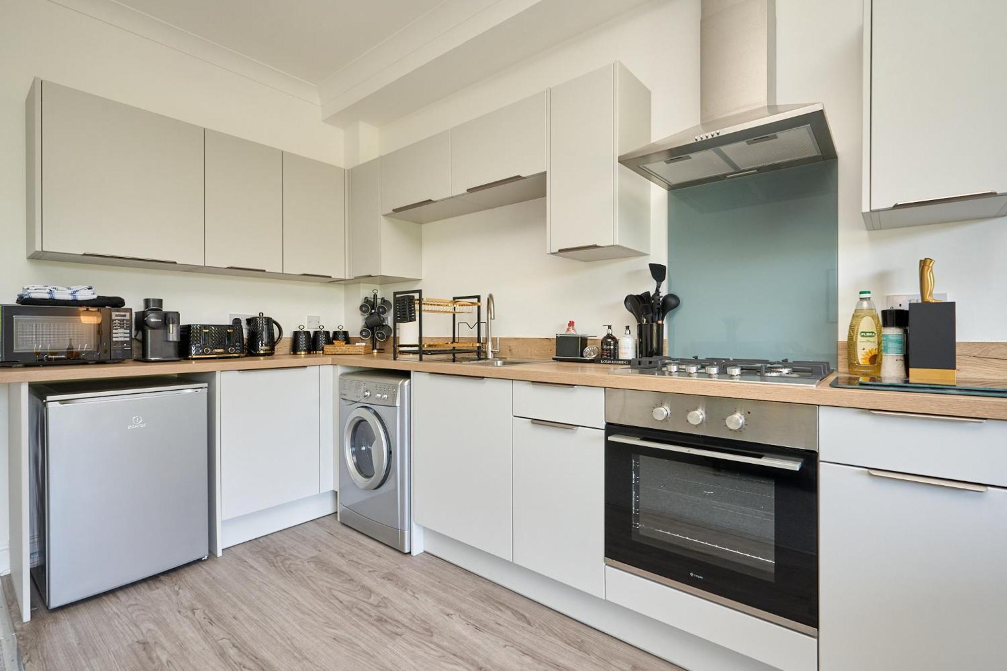 Spacious 1 Bed Apt - Stunning Views & Private Parking - 5 Mins To Beach - Dog Friendly - Close To Ventnor, Shanklin & Sandown - Ideal For Friends, Families & Business Travellers - Sleeps Up To 4 Guests - Managed By "Greenstay Serviced Accommodation" Bonchurch المظهر الخارجي الصورة