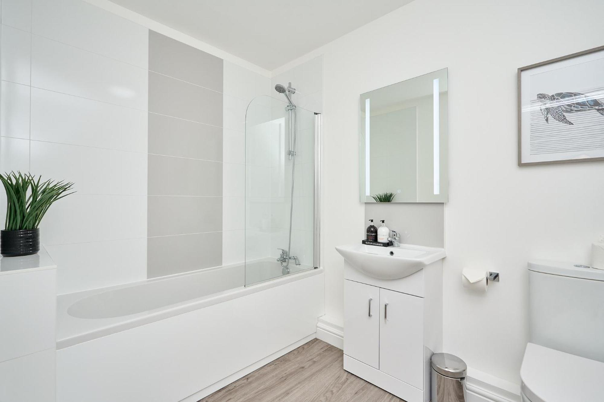 Spacious 1 Bed Apt - Stunning Views & Private Parking - 5 Mins To Beach - Dog Friendly - Close To Ventnor, Shanklin & Sandown - Ideal For Friends, Families & Business Travellers - Sleeps Up To 4 Guests - Managed By "Greenstay Serviced Accommodation" Bonchurch المظهر الخارجي الصورة