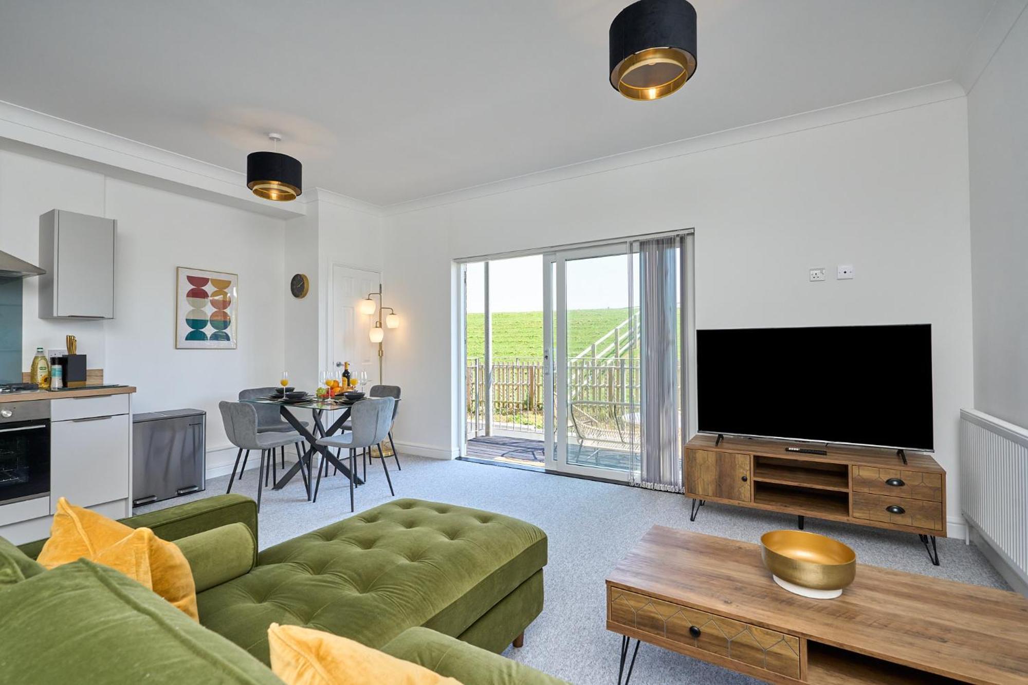 Spacious 1 Bed Apt - Stunning Views & Private Parking - 5 Mins To Beach - Dog Friendly - Close To Ventnor, Shanklin & Sandown - Ideal For Friends, Families & Business Travellers - Sleeps Up To 4 Guests - Managed By "Greenstay Serviced Accommodation" Bonchurch المظهر الخارجي الصورة
