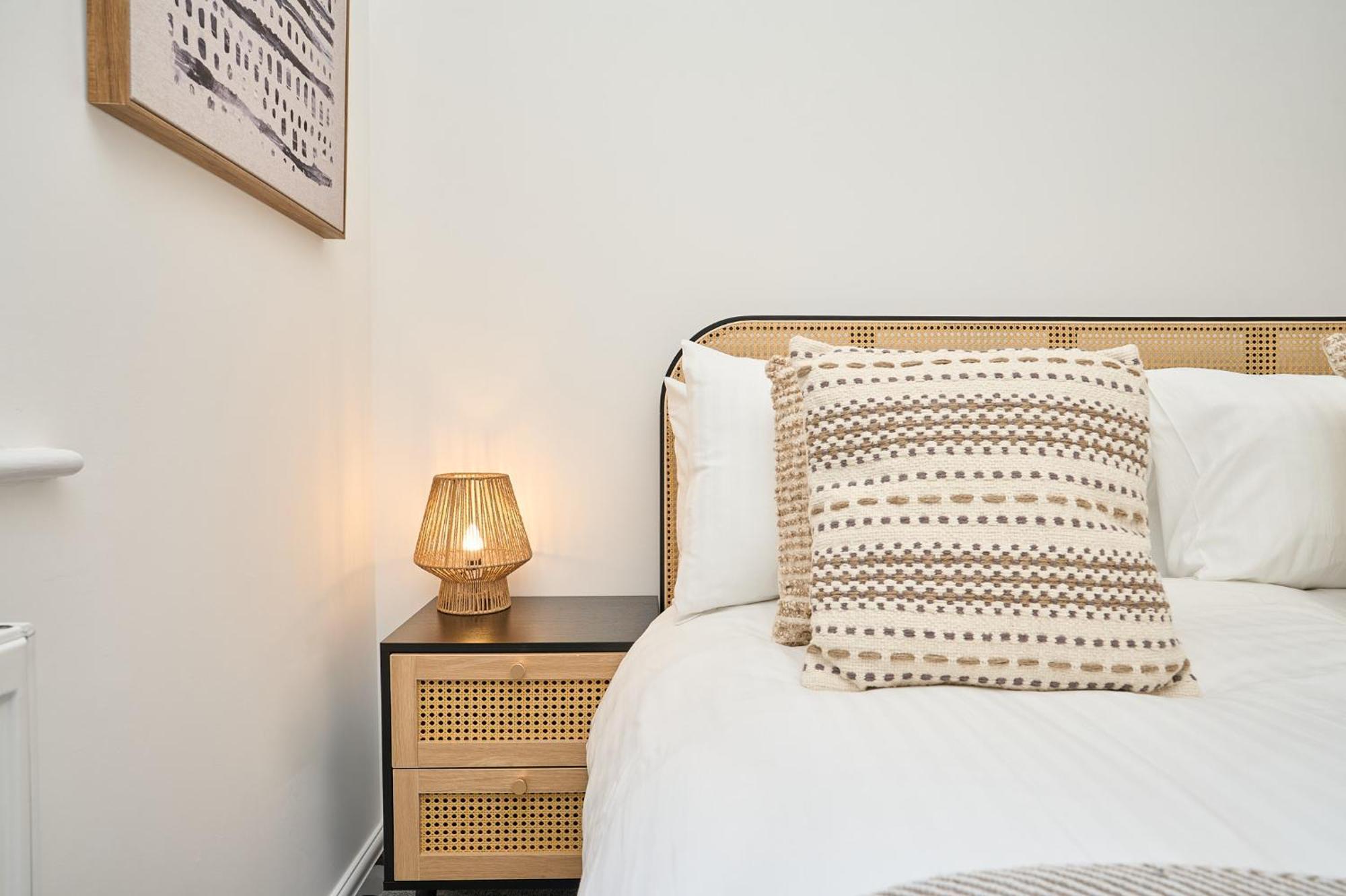 Spacious 1 Bed Apt - Stunning Views & Private Parking - 5 Mins To Beach - Dog Friendly - Close To Ventnor, Shanklin & Sandown - Ideal For Friends, Families & Business Travellers - Sleeps Up To 4 Guests - Managed By "Greenstay Serviced Accommodation" Bonchurch المظهر الخارجي الصورة